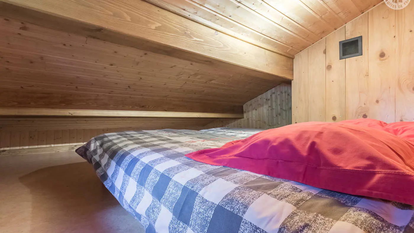 chambre mansardée en mezzanine avec hauteur totale inférieure à 1.80m