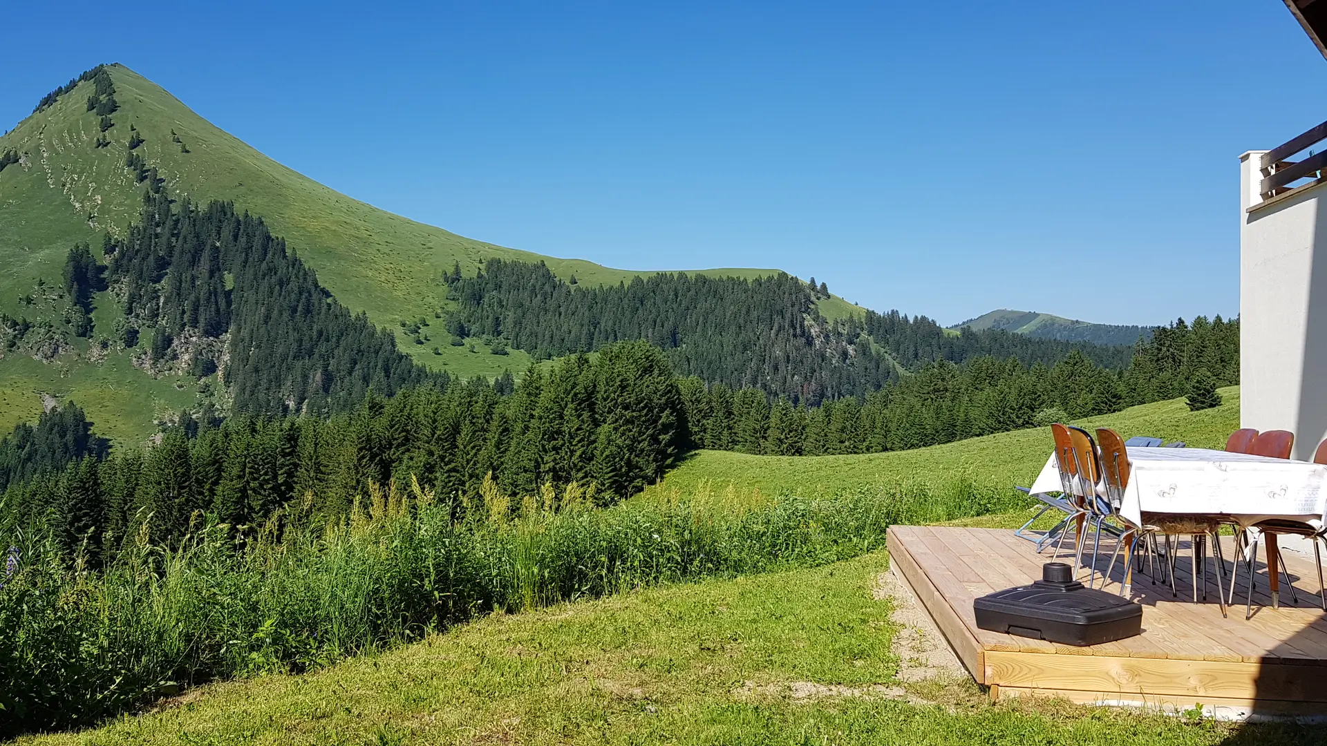 Terrasse et vue en été