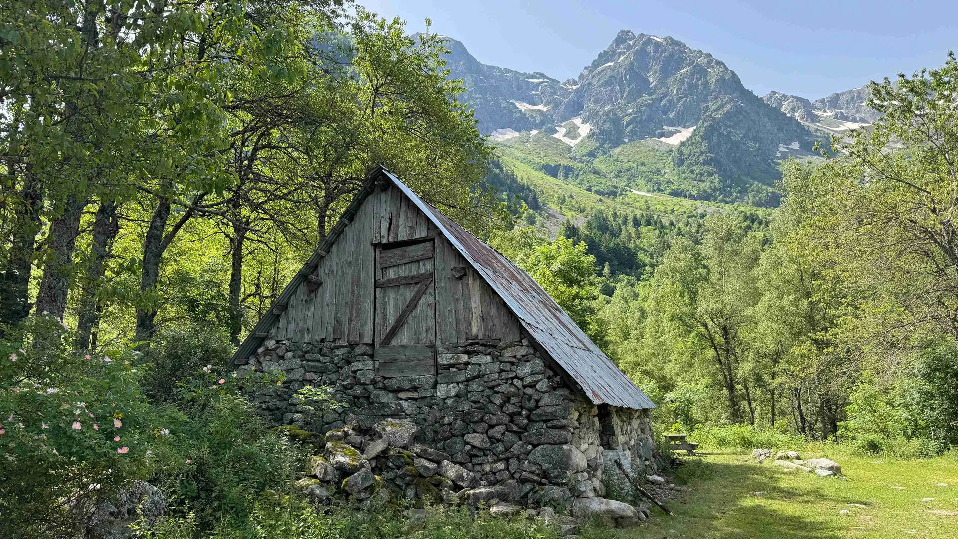 Vue des cabanes de Prentiq dans le Valgaudemar