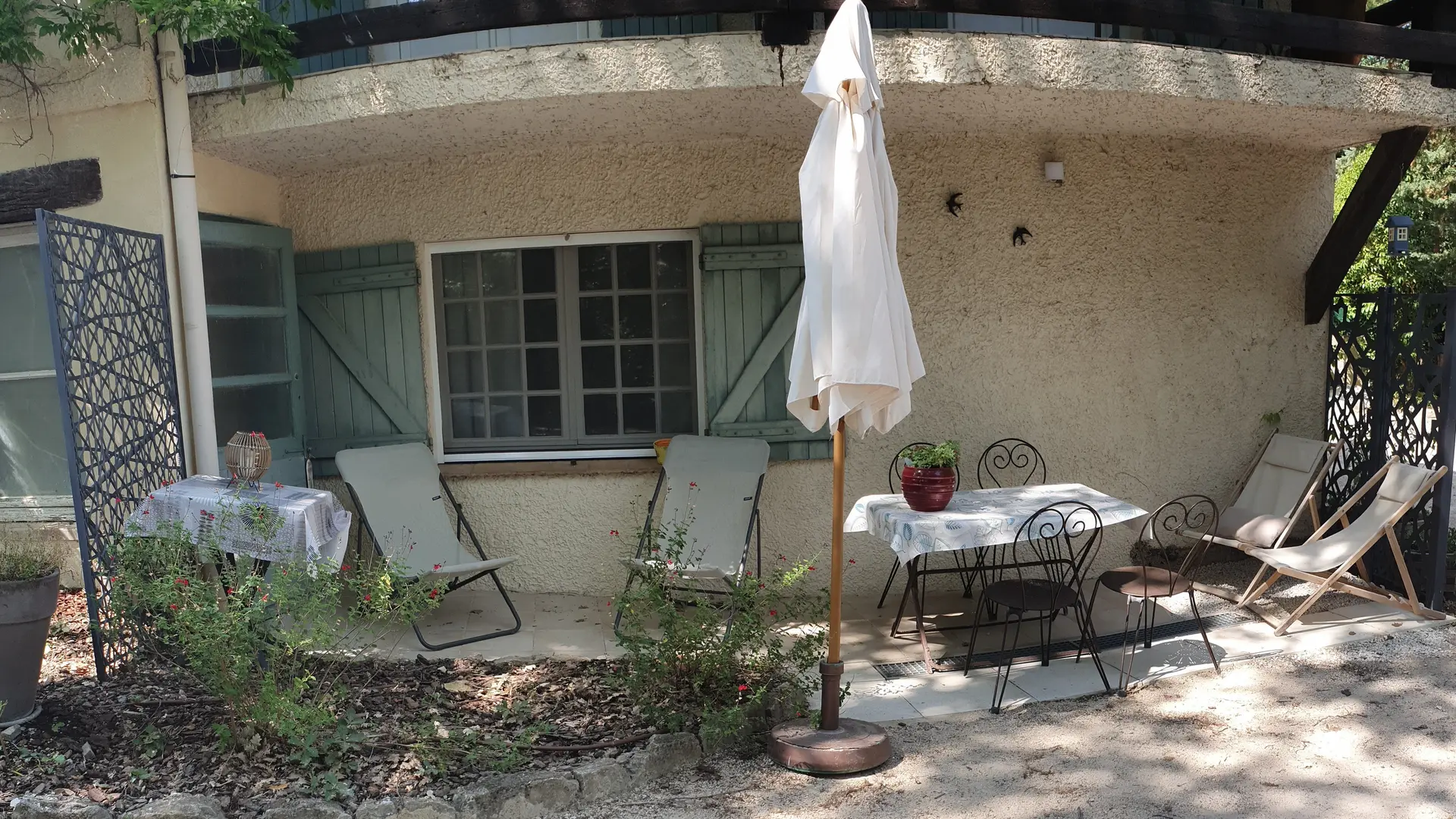 Terrasse du gite Chiliennes et table /chaises