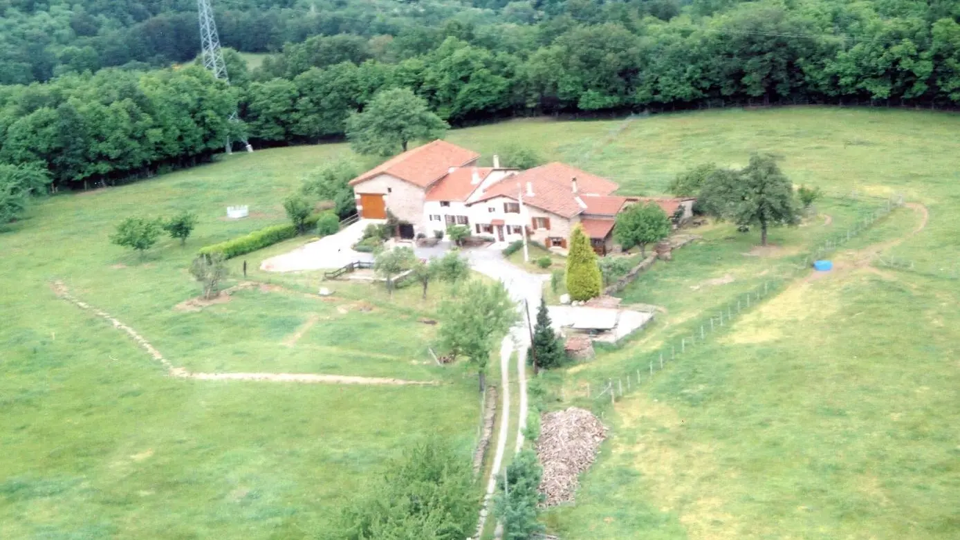 Vue aerienne de l'ensemble des batiments et campagne au lieu-dit 