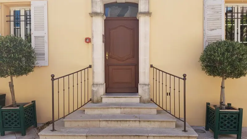 Portes anciennes à Gassin, l'un des Plus Beaux Villages de France - https://gassin.eu