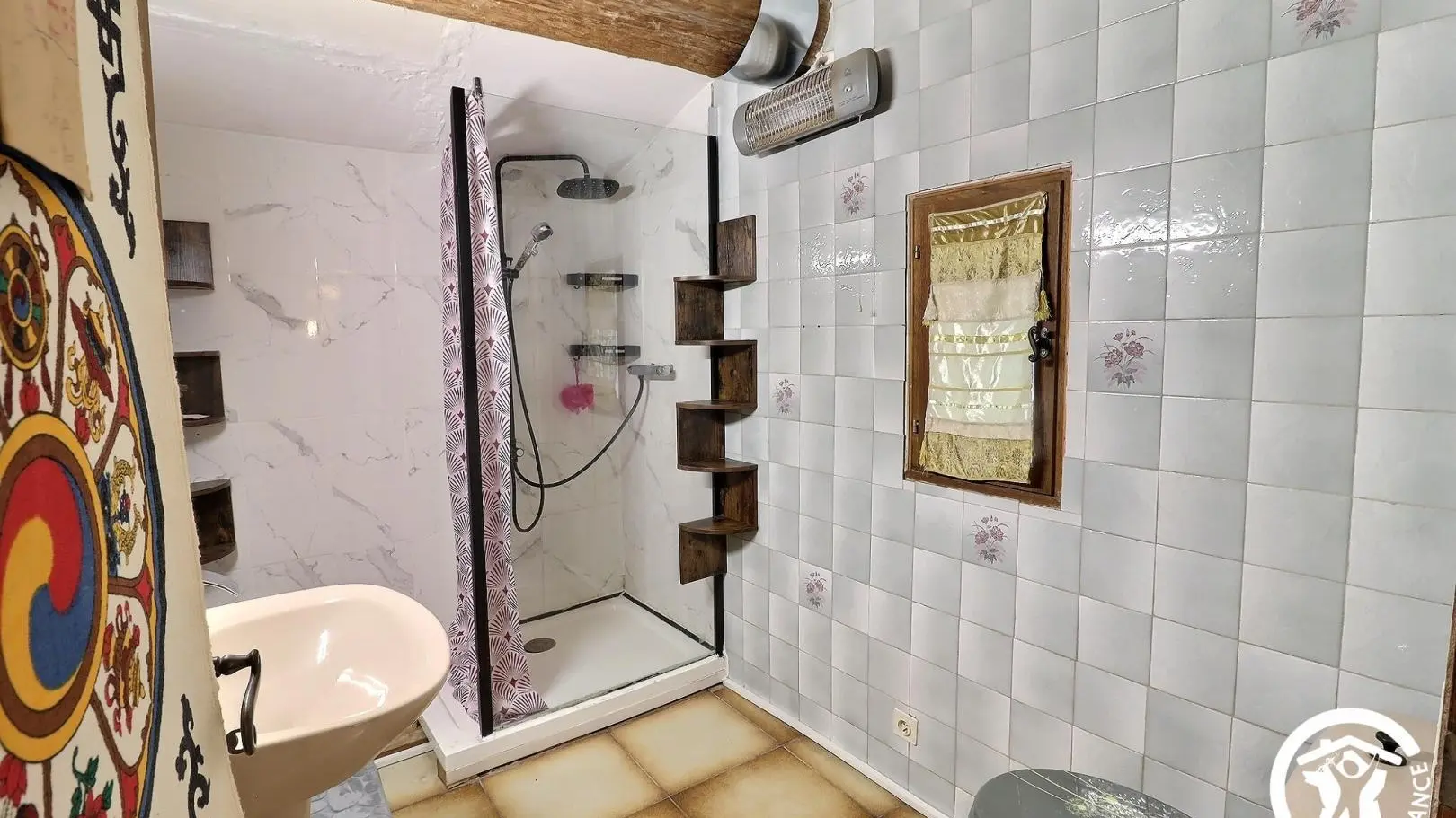 salle de bain avec douche italienne  toilette : attention hors réseau fosse septique