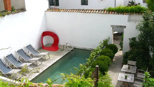 Vue sur la piscine du Sénéchal