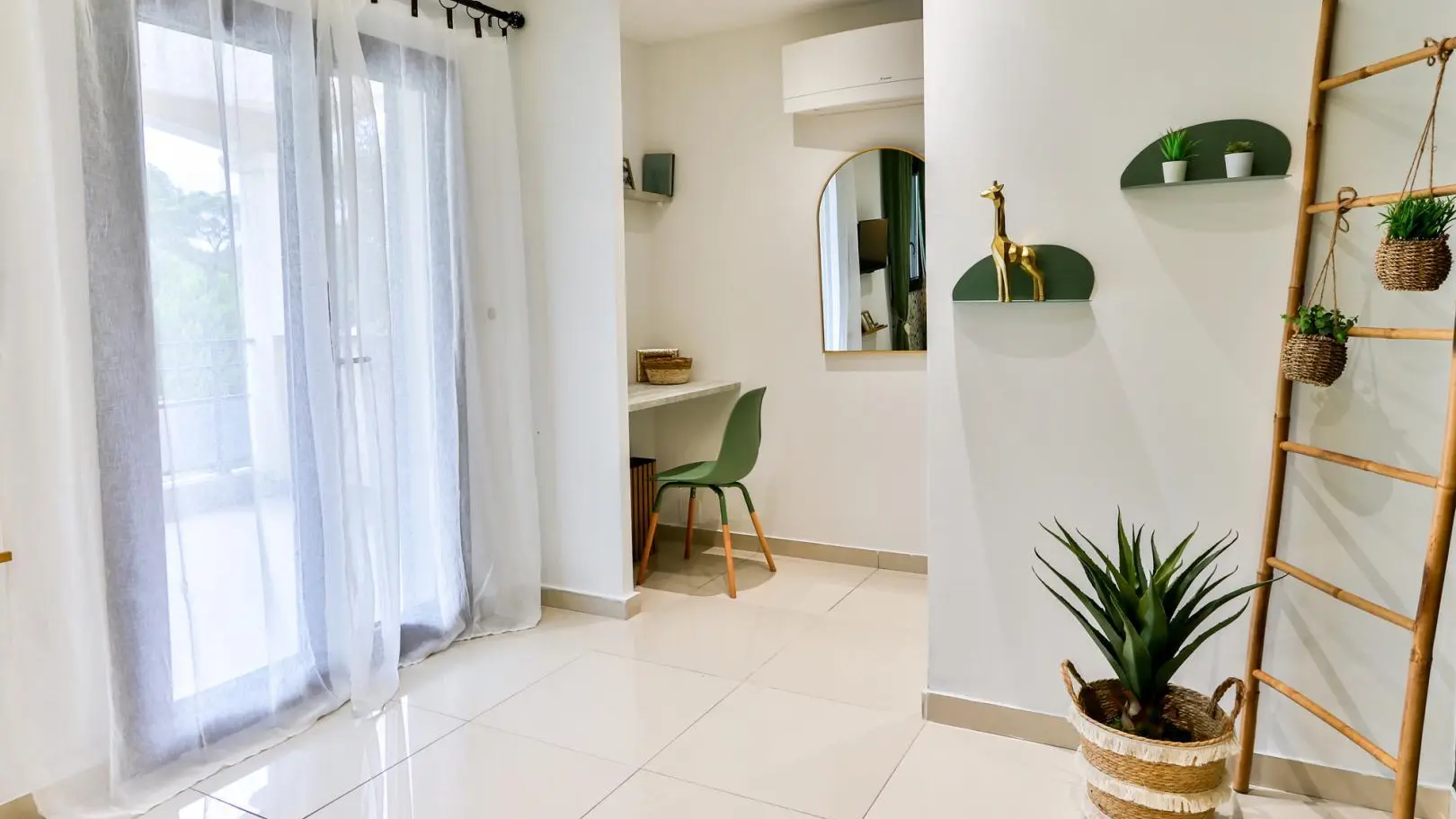Chambre à l'étage avec coin bureau