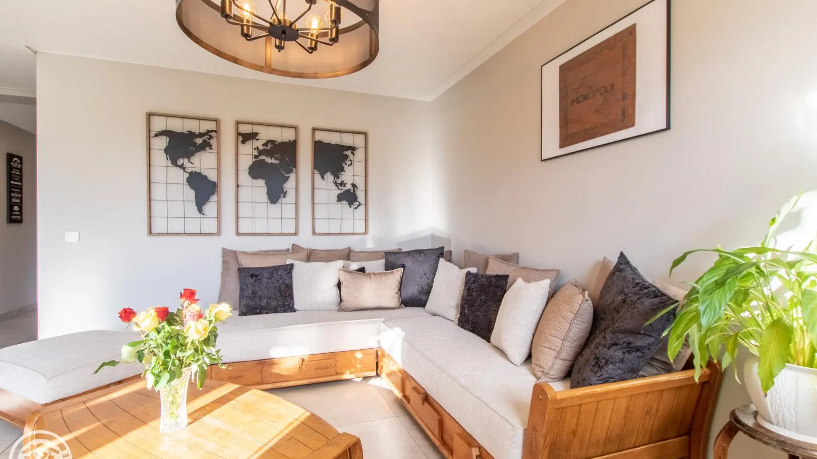 Espace détente commun avec canapé, bibliothèque, bureau (PC/imprimante)...