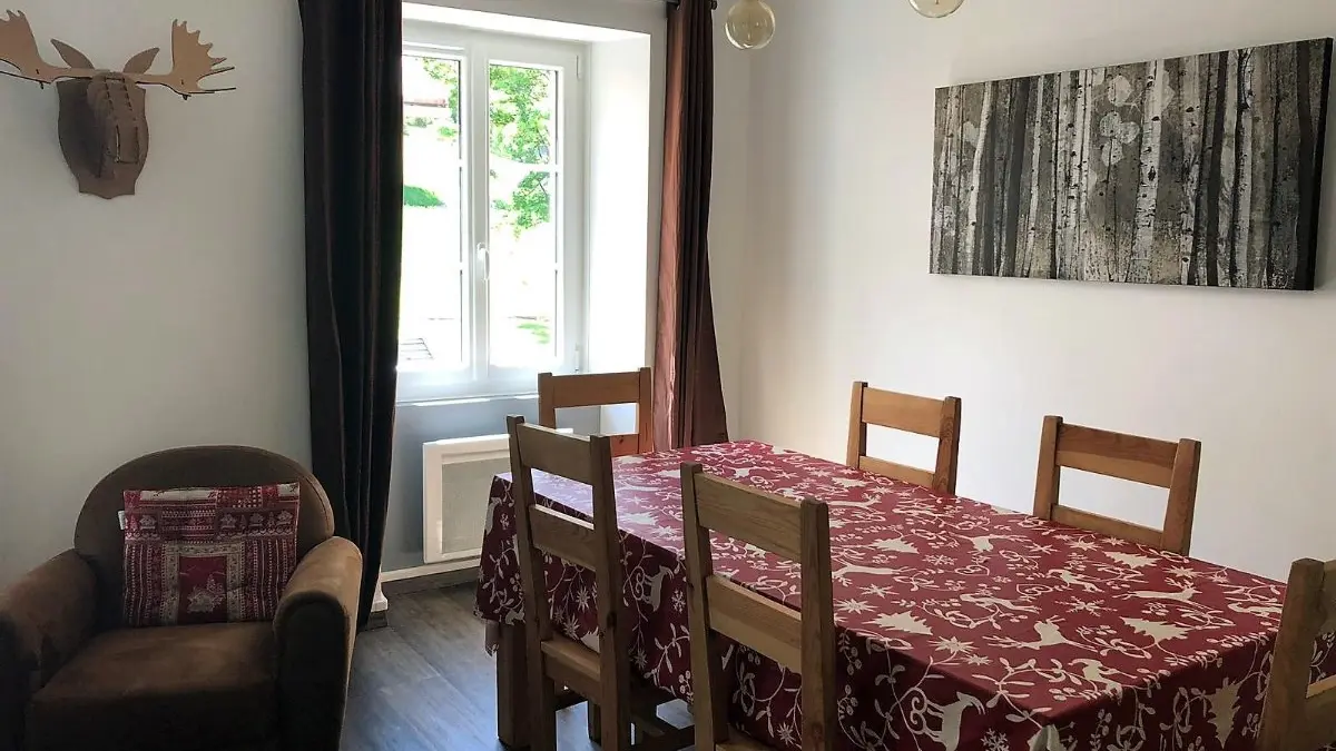 Spacieux appartement aménagé avec charme, au cœur du village-Côté séjour