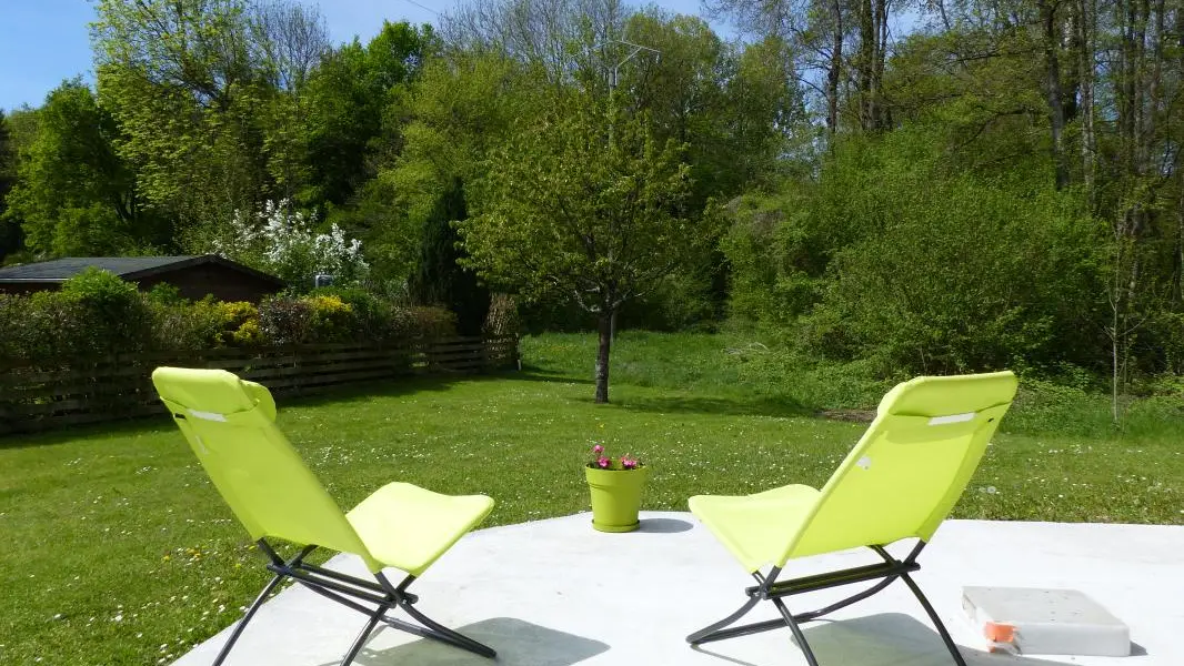 Terrasse et jardin avec les transats