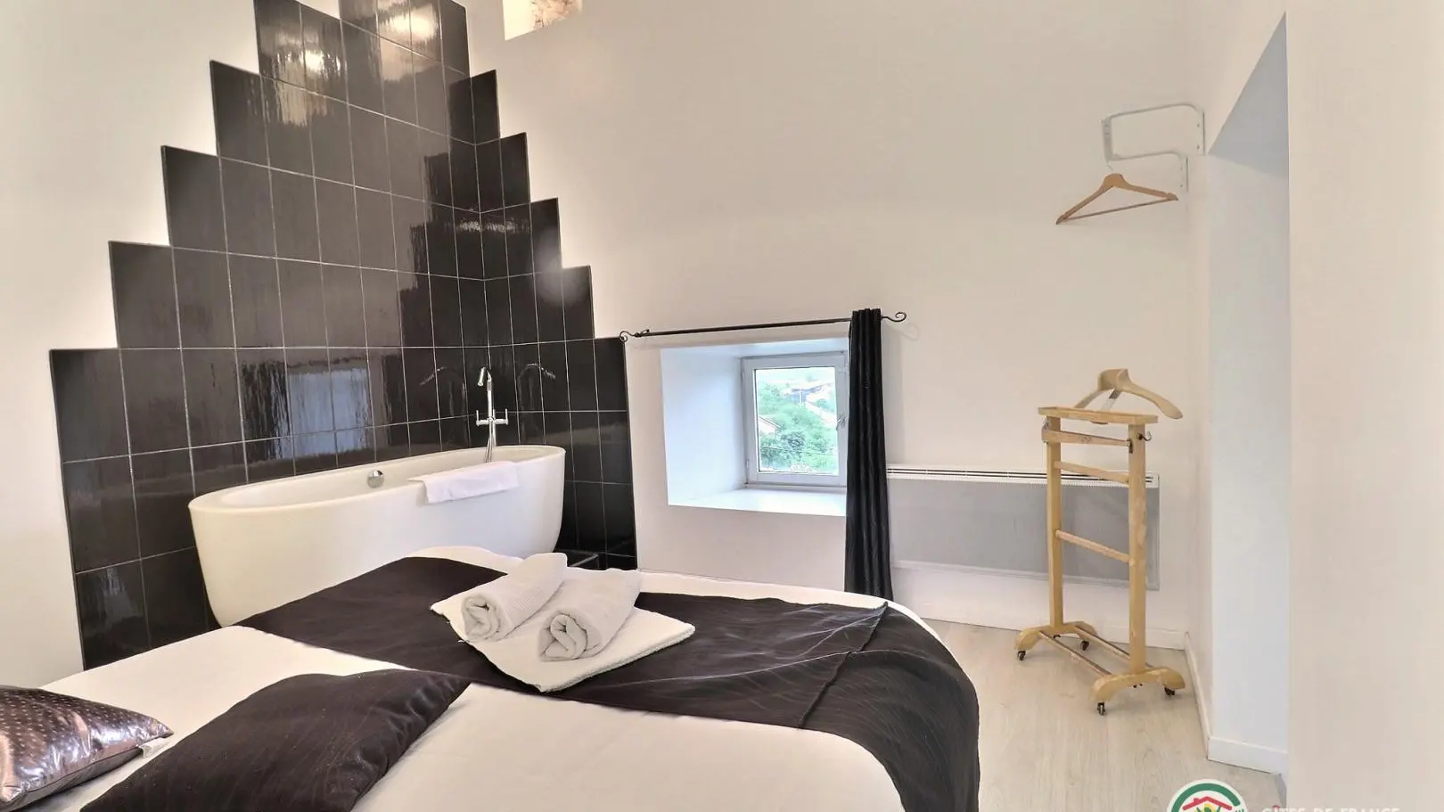 Chambre avec lit en 160 et baignoire