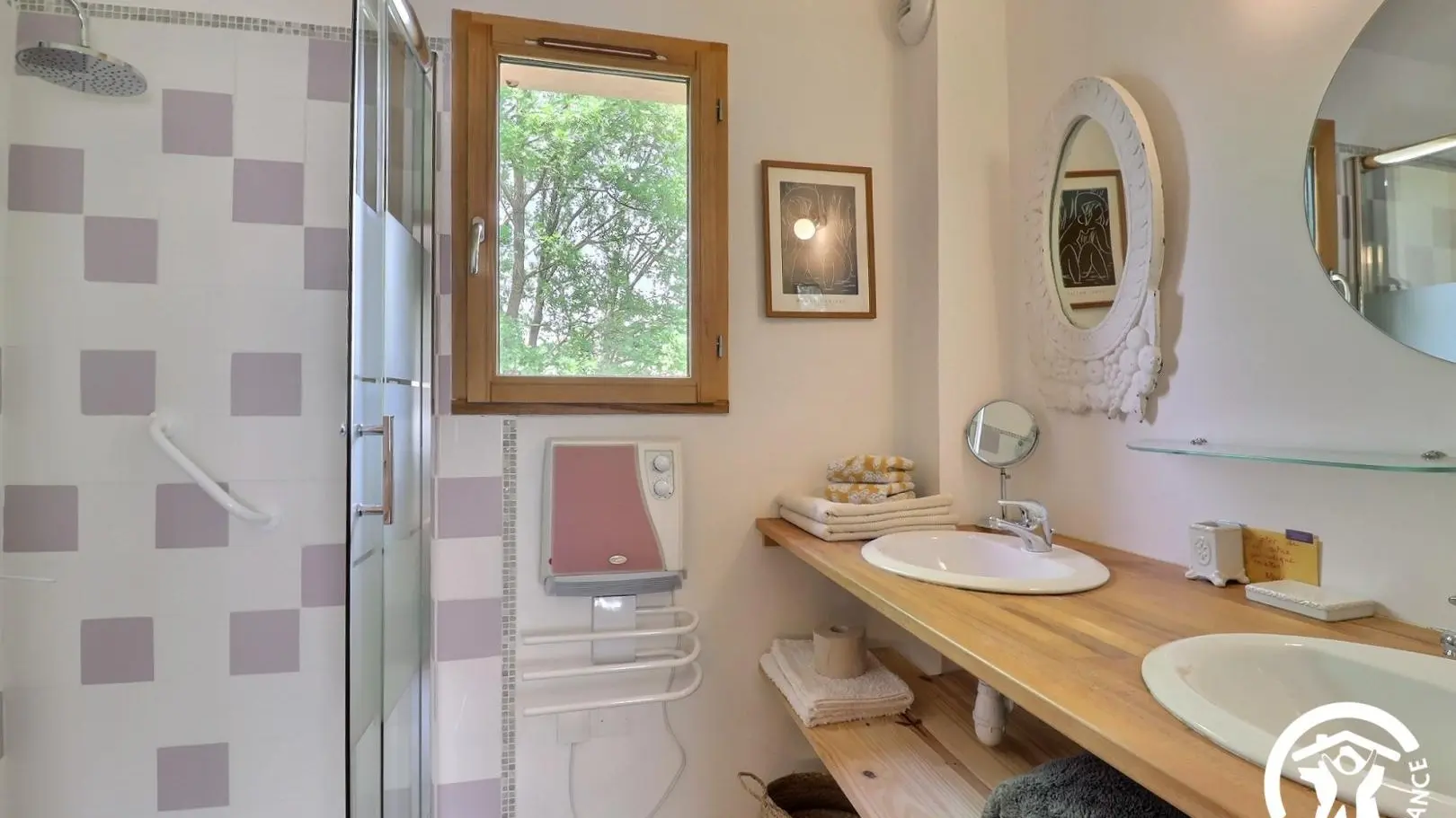 Salle d'eau avec vue sur le jardin ainsi que sur le village perché de Cabriès donnant sur la chambre. Par la fenêtre, observation possible des oiseaux...