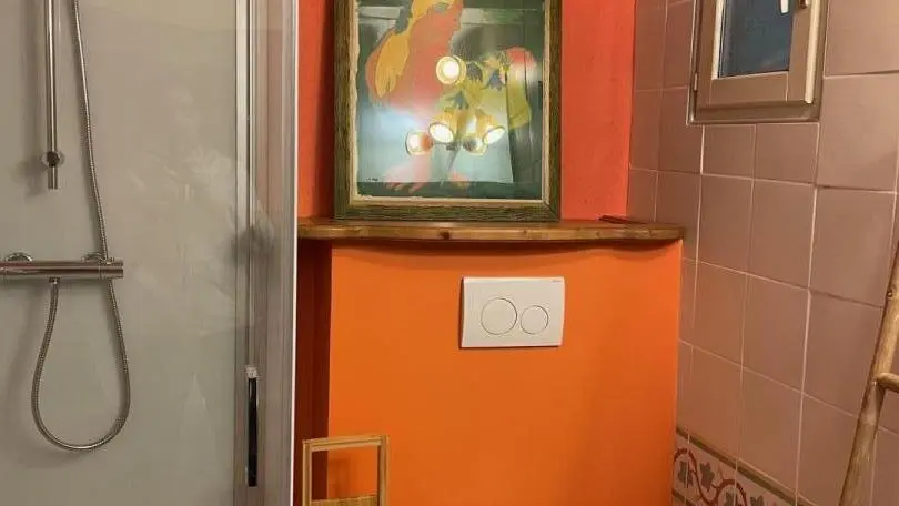 Chambre ARDECHE : salle de bain avec douche, baignoire, WC suspendu