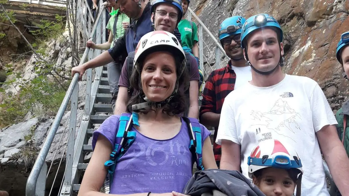 famille descente escalier VT