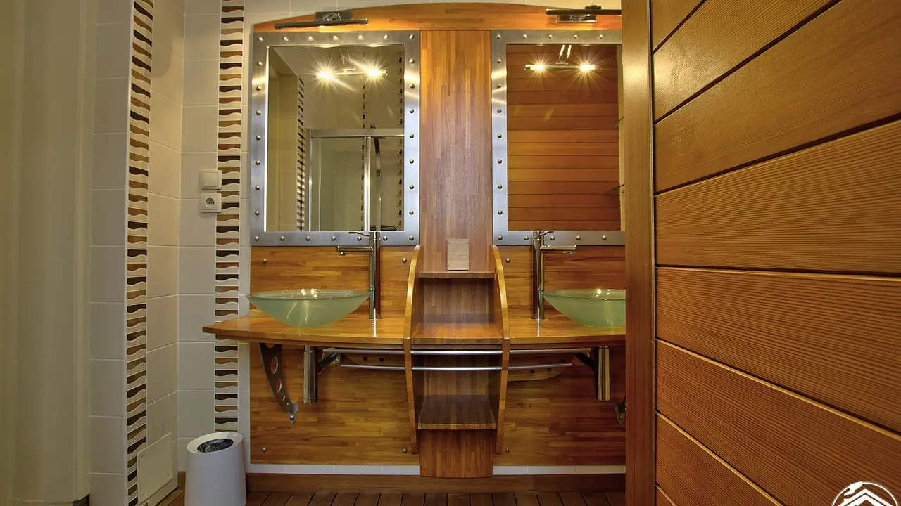 Salle d'eau de la chambre Suzanne Lenglen