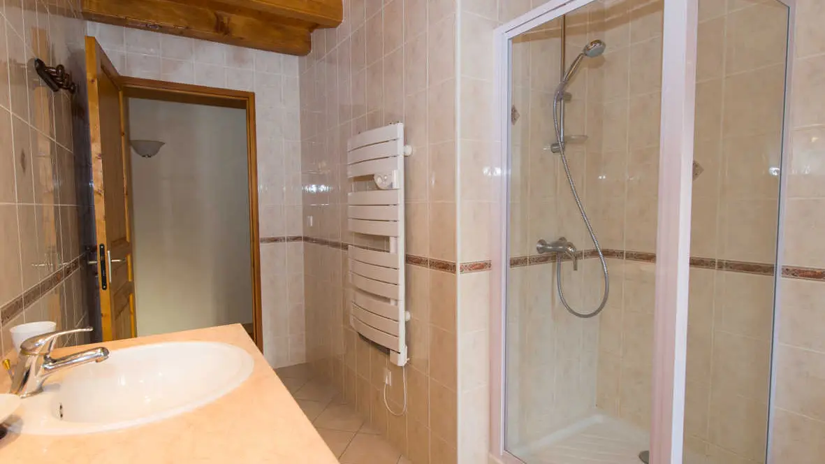 Salle d'eau avec douche et wc