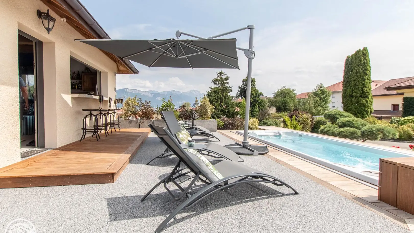 Espace détente extérieur avec espace bar, SPA de nage, solarium...