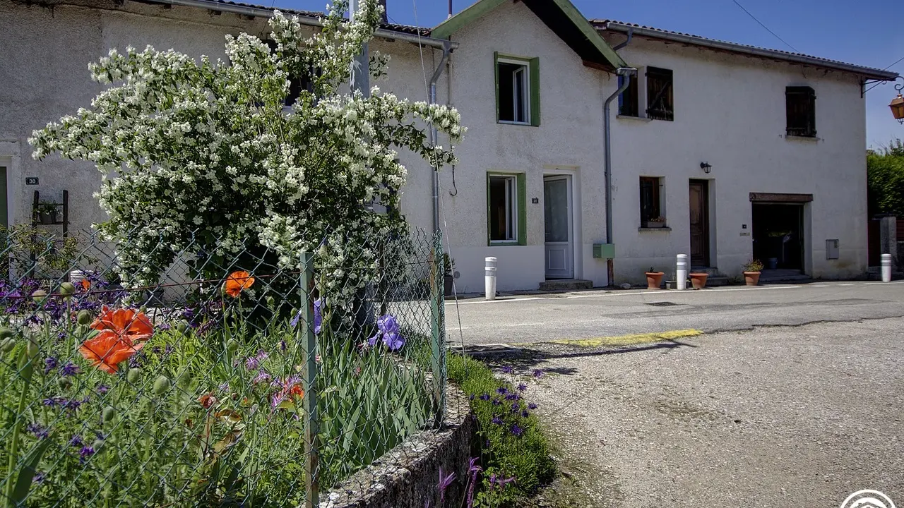 Le Gîte est mitoyen et a une capacité d'accueil de 3 personnes.