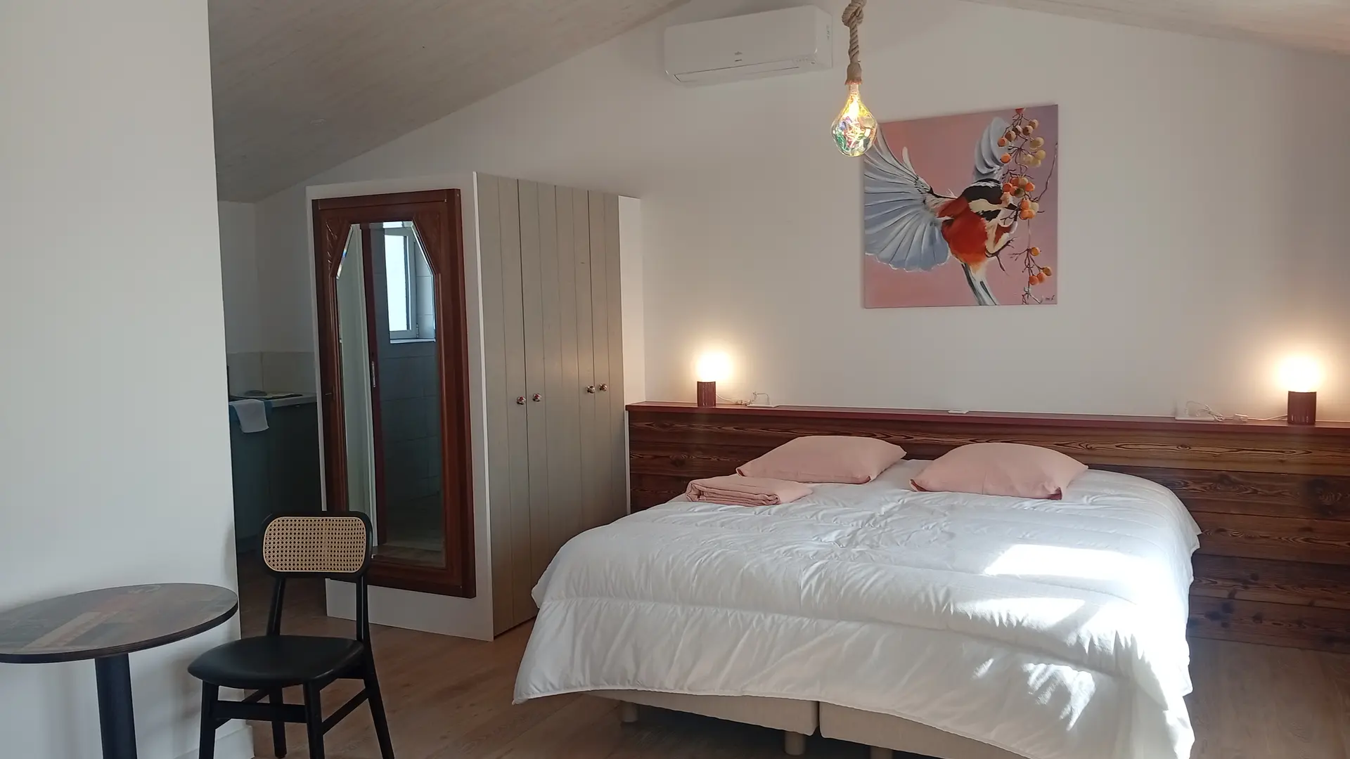 Cama doble en la habitación de huéspedes