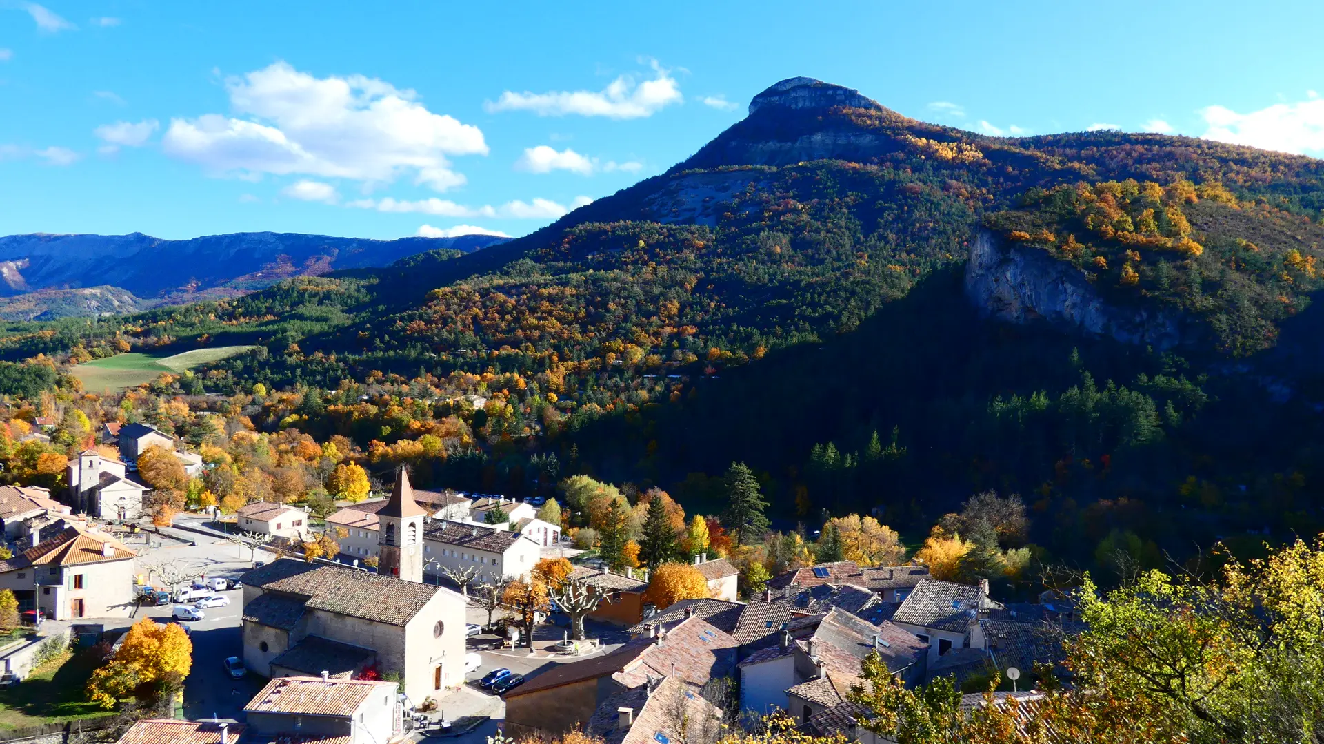 Le Rocher surplombe le village d'Orpierre