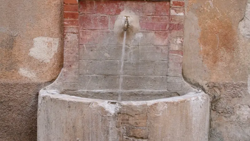 Fontaine rue des Barrins - Aups