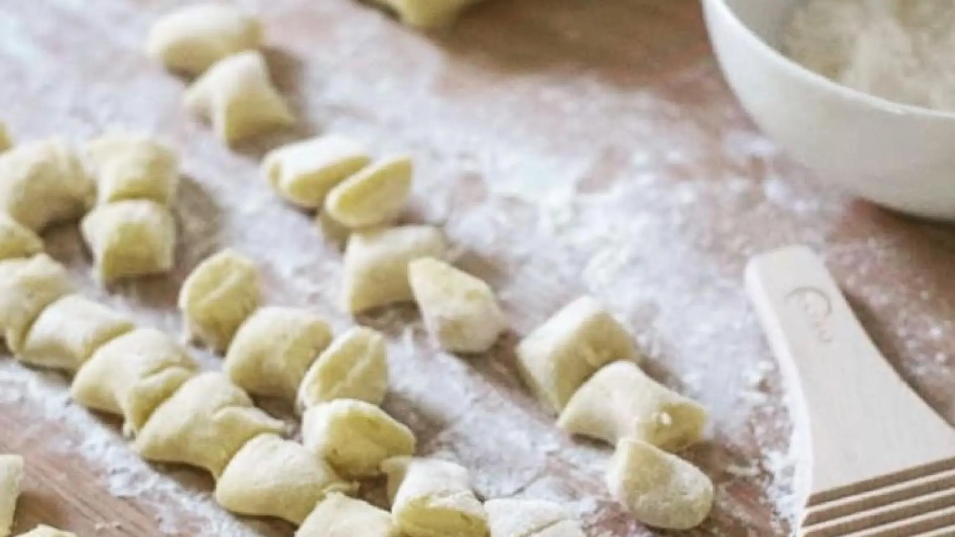 pâtes fraîches sur un plateau enfariné