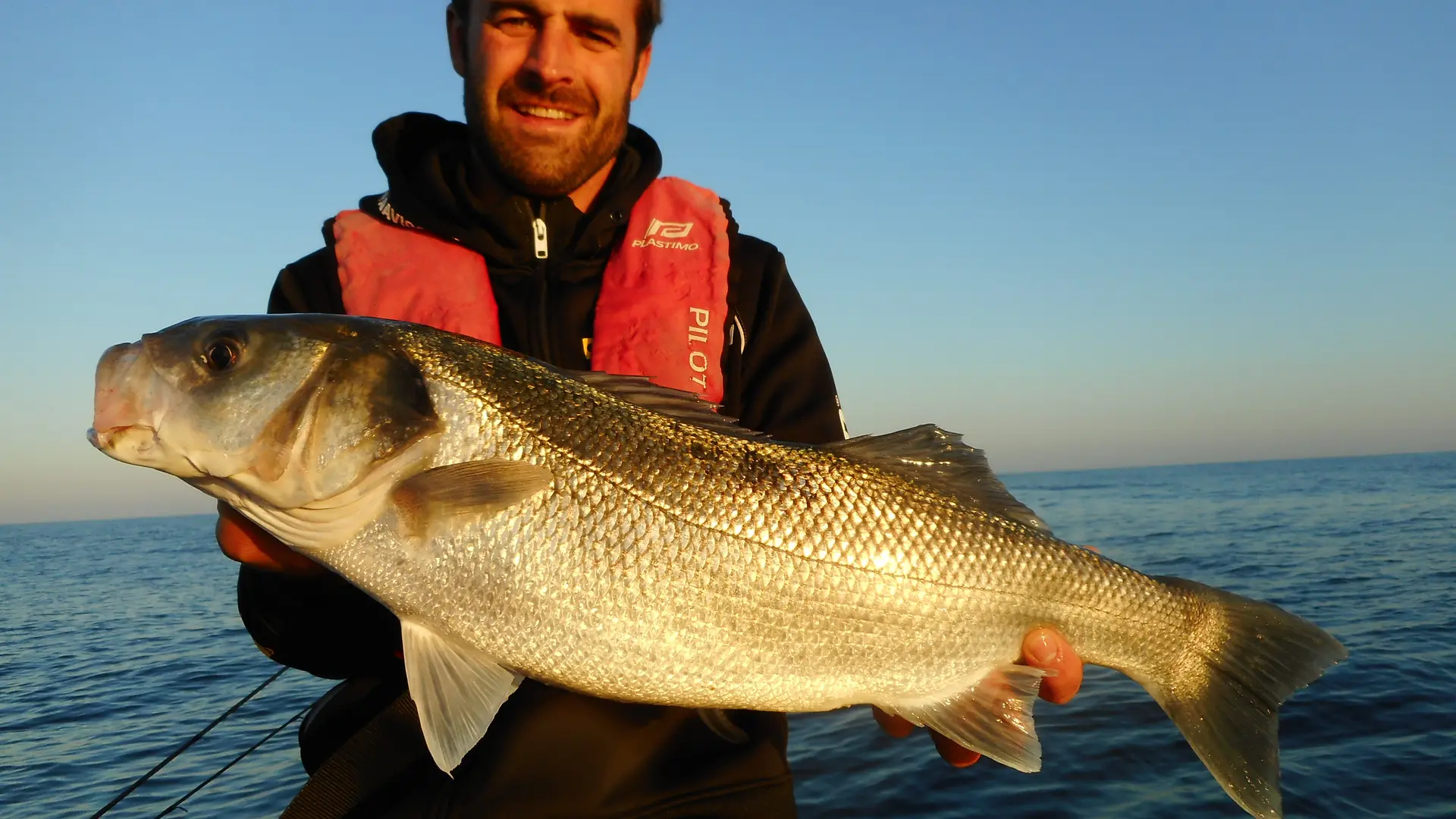 Pesca en el mar con cebos