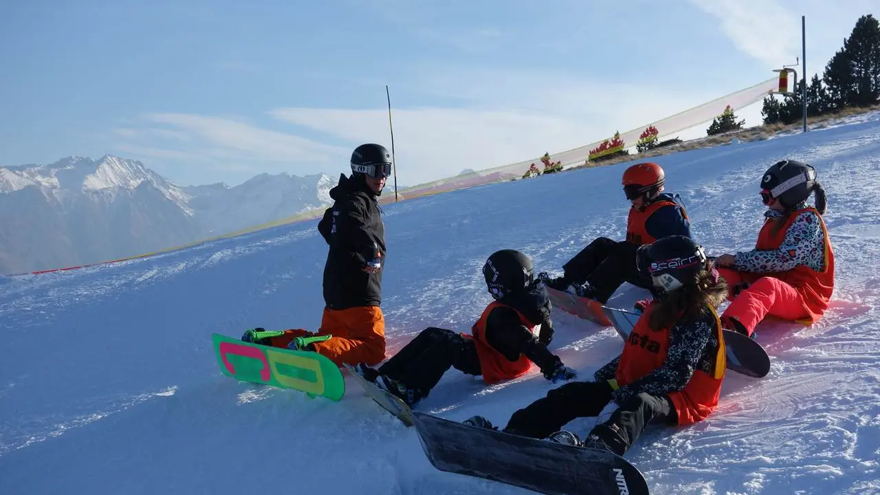 groupe de snowboarders dans la neige