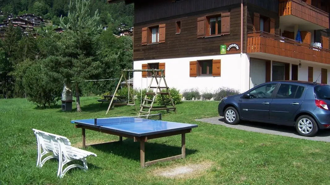 Table de ping-pong à disposition.