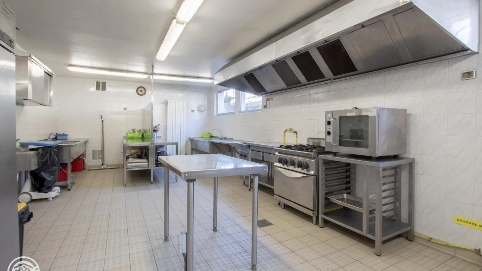 Une cuisine professionnelle bien équipée.