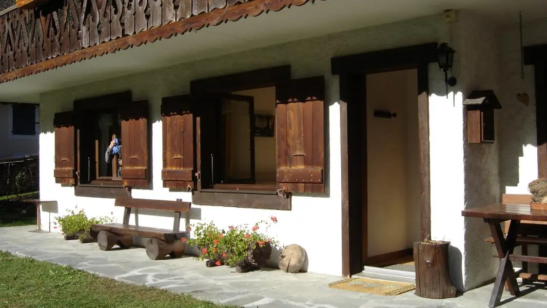 Entrée du gîte et terrasse