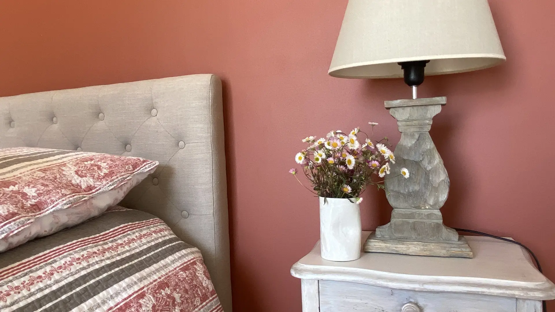 Chambre avec salle de douche attenante