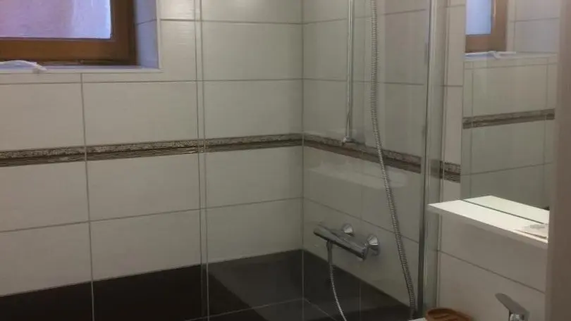 salle d'eau douche à l'italienne meuble vasque miroir radiateur sèche serviettes