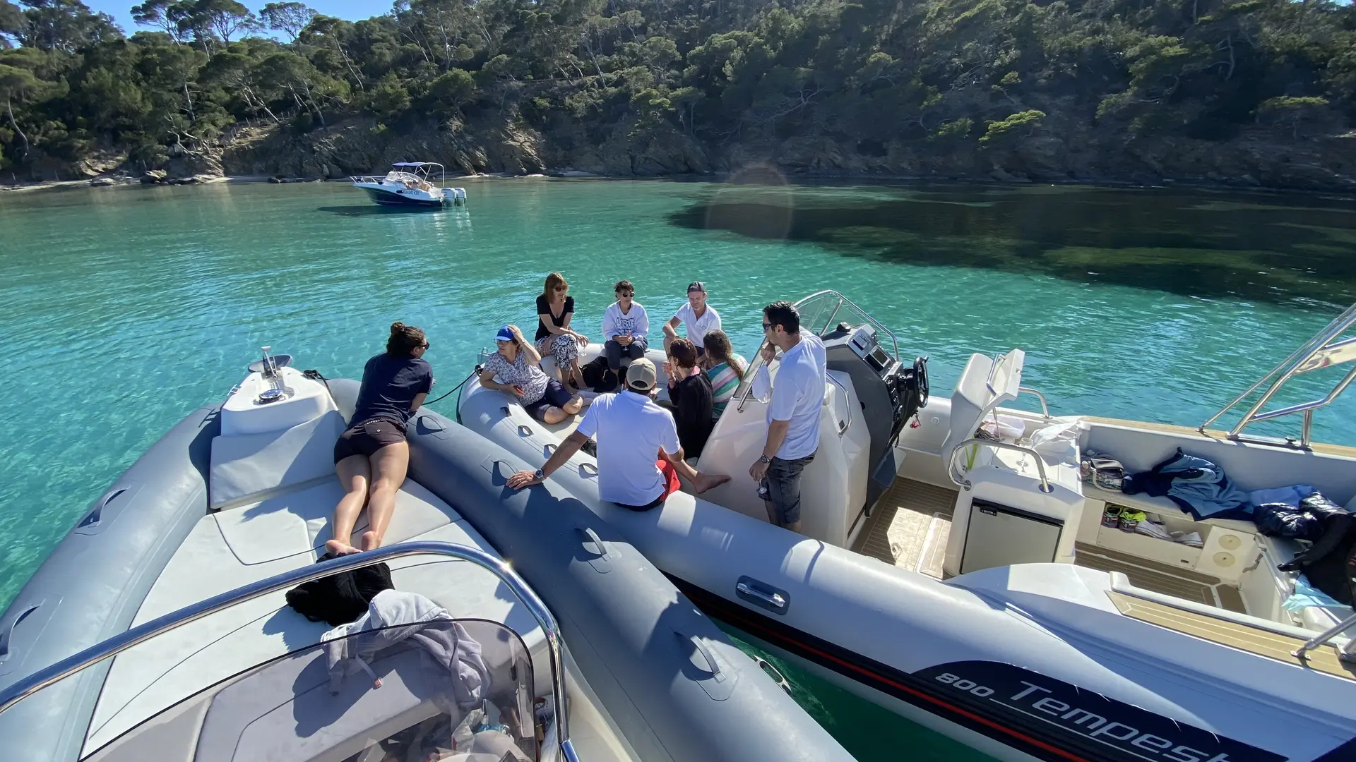 Arrêt baignade et apéro dans les eaux turquoises de Porquerolles