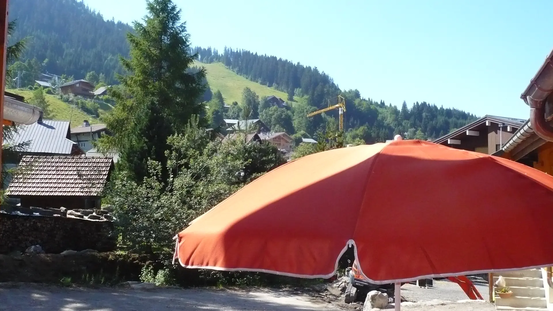 Vue depuis la terrasse et fenêtre cuisine