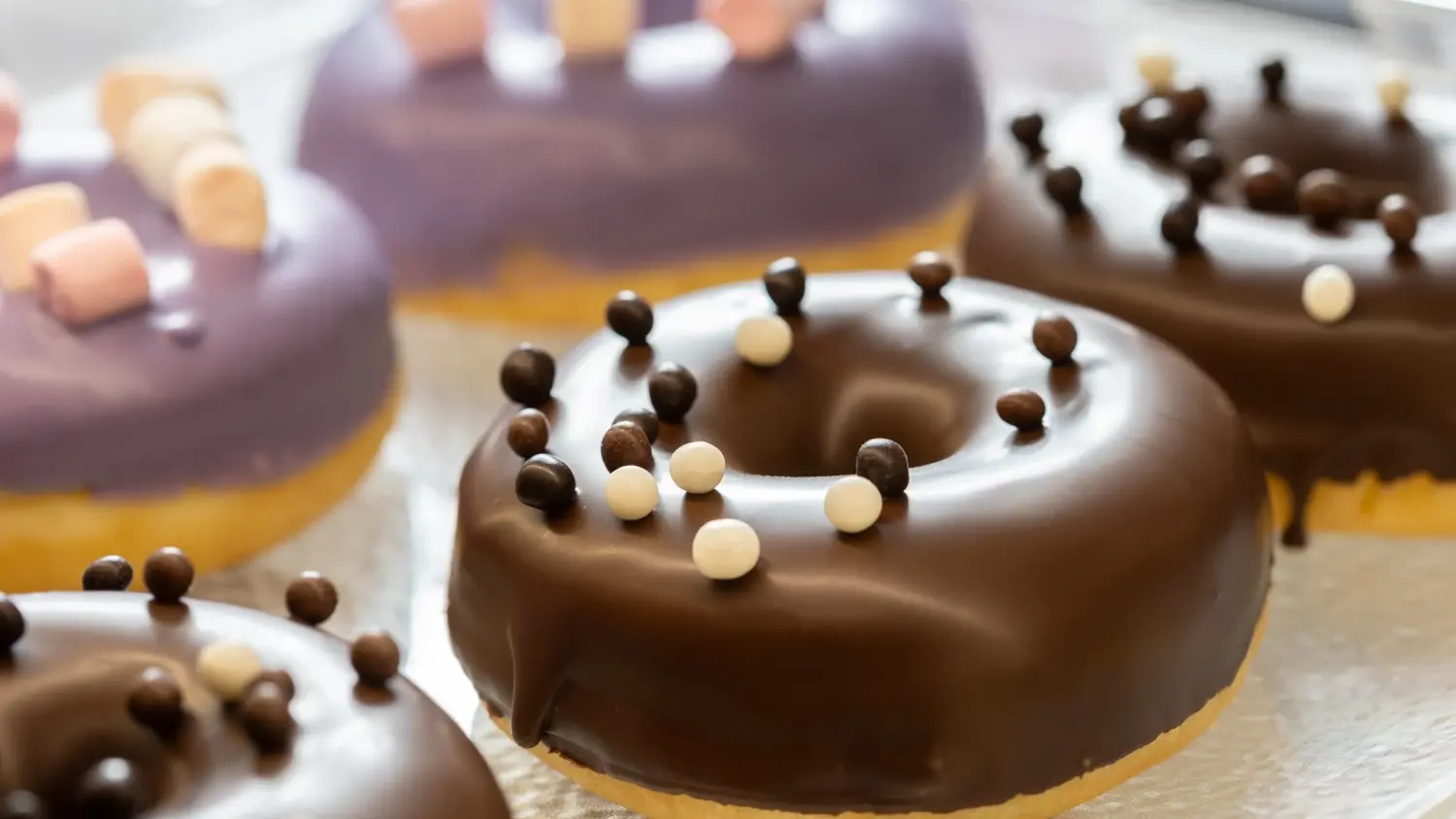 donuts avec un glaçage au chocolat