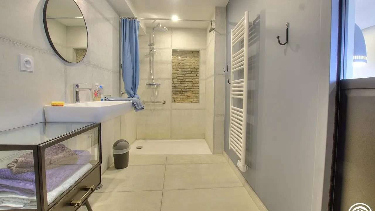 La salle de bain aux normes PMR.