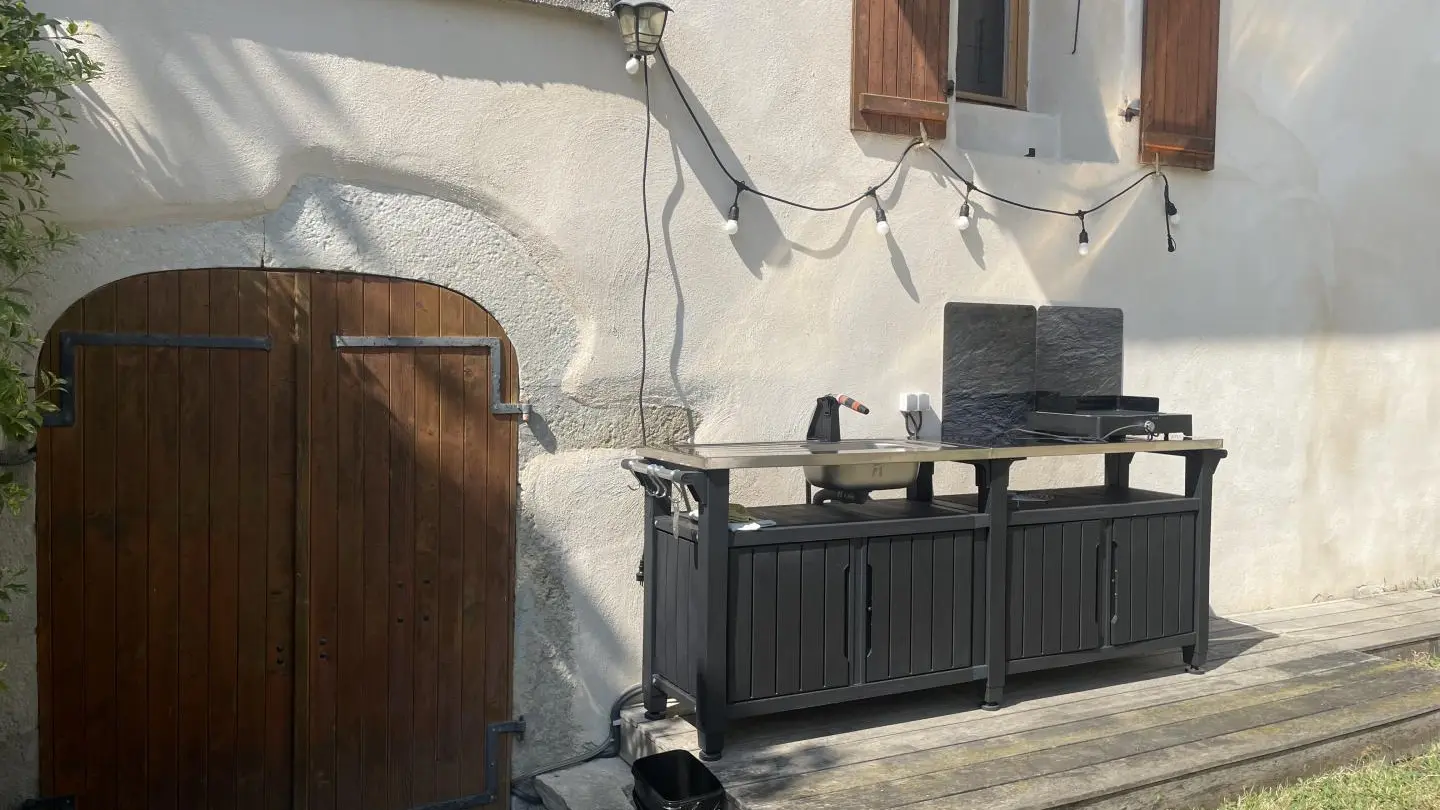 Cuisine extérieure à disposition 
Plancha, micro-ondes, évier et vaisselle