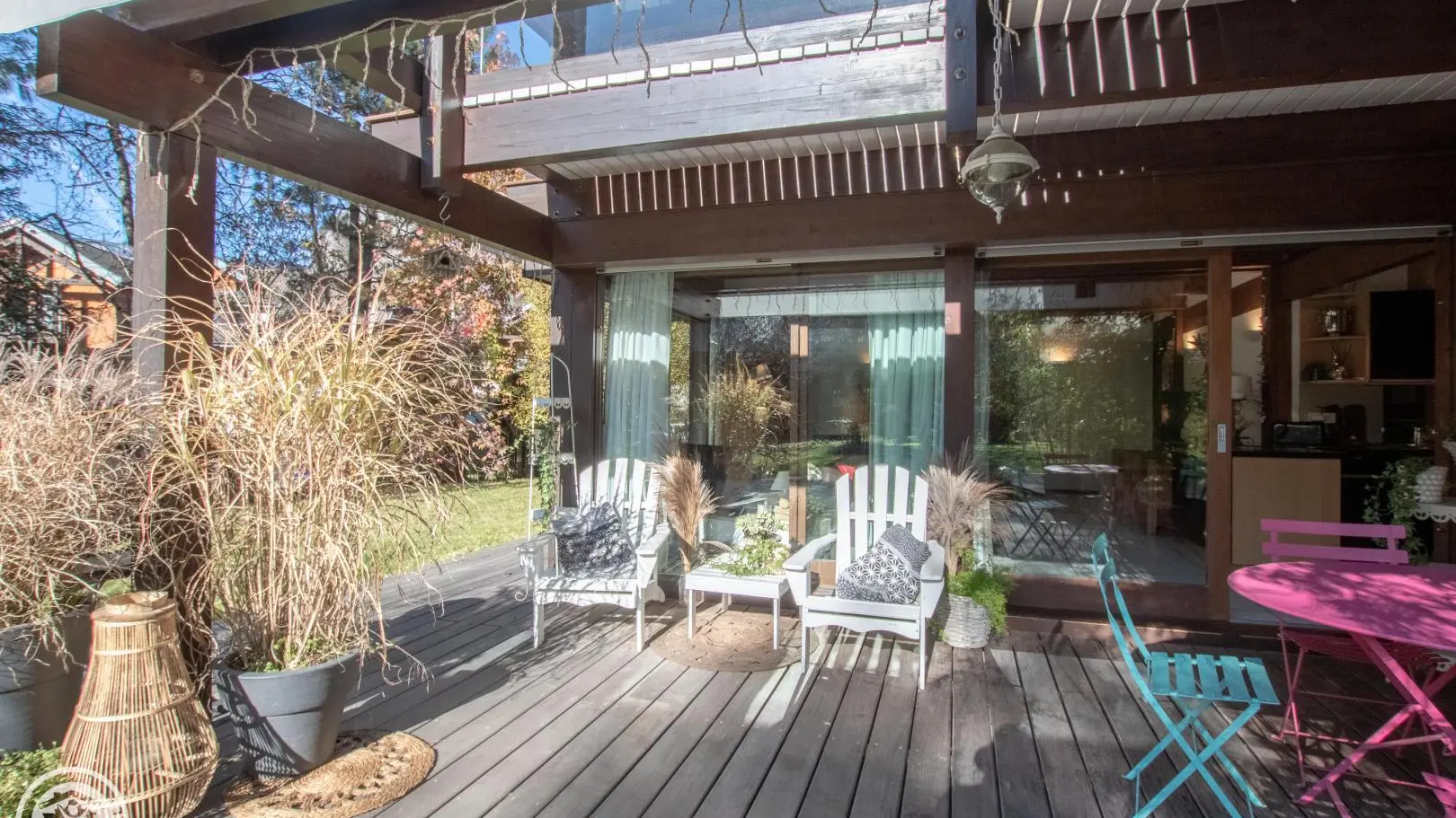 Belle terrasse accessible depuis la pièce de vie.