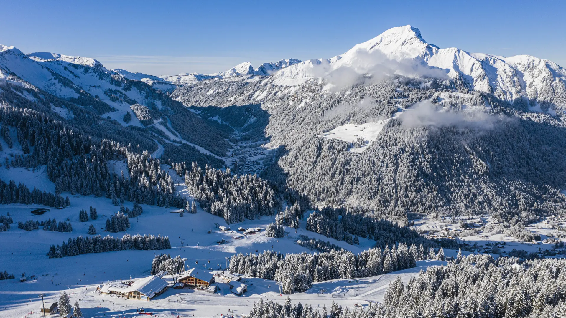 Vue aérienne sur l'arrivée de télécabine de Super-Châtel et quelques pistes avec le village en arrière plan