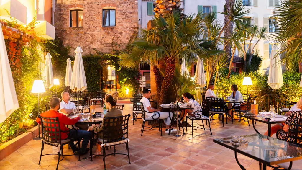 Terrasse du restaurant en soirée