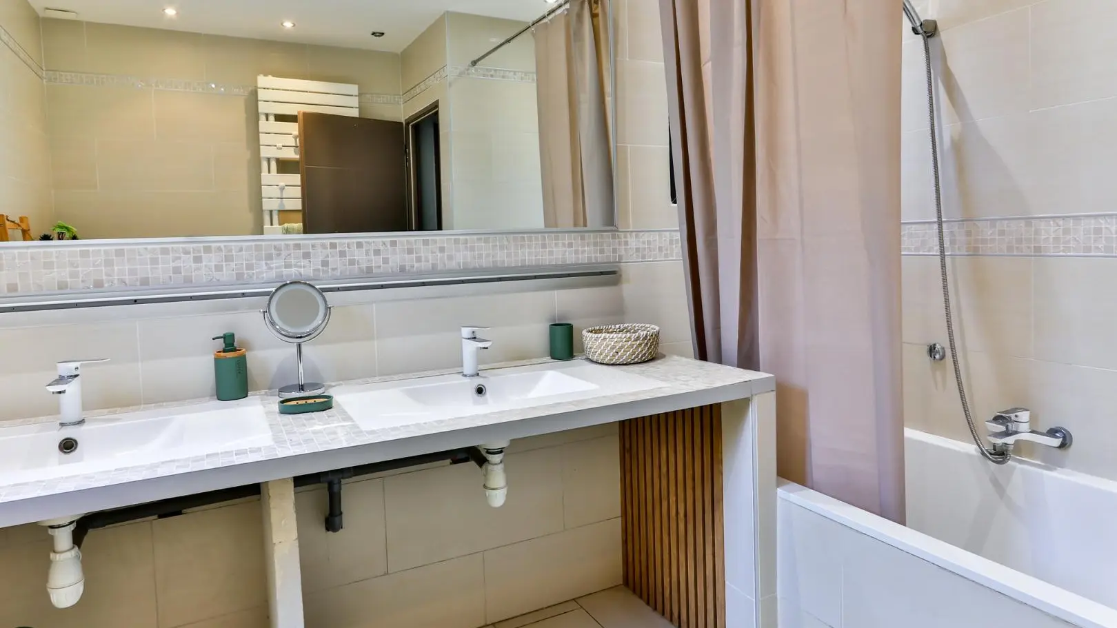 Salle de bain avec baignoire et double vasque