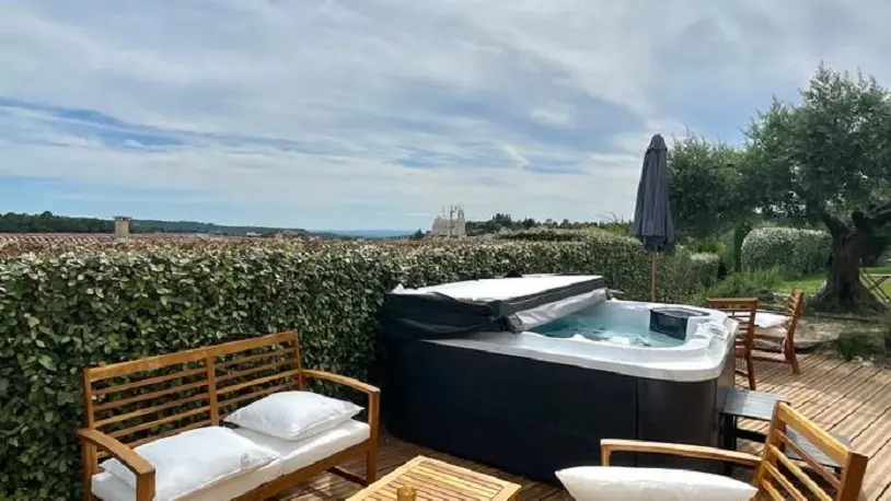 La terrasse et le jacuzzi