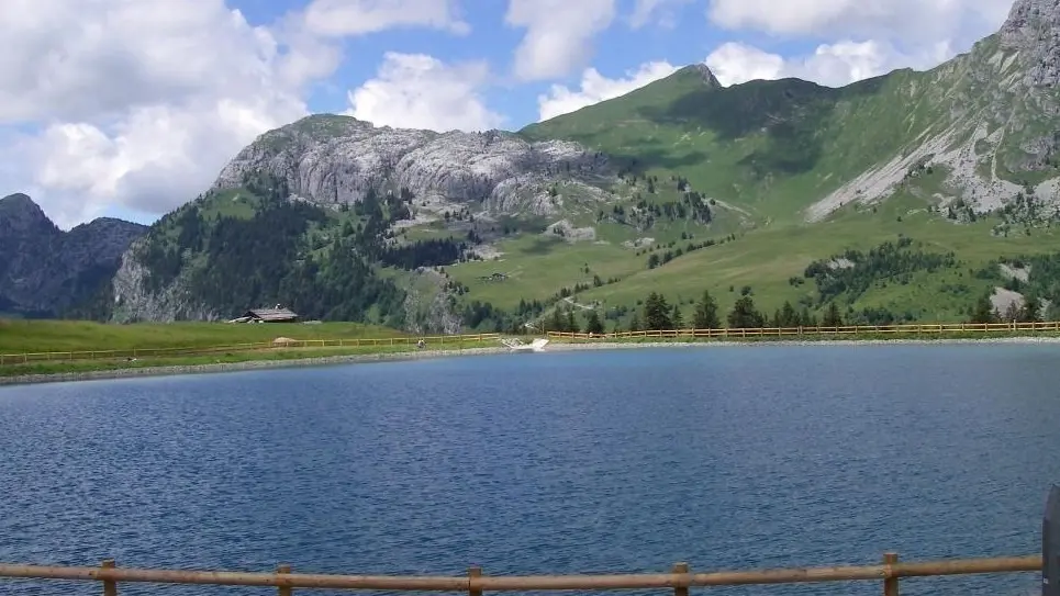LE LAC DE LA COUR à 2km du gîte.