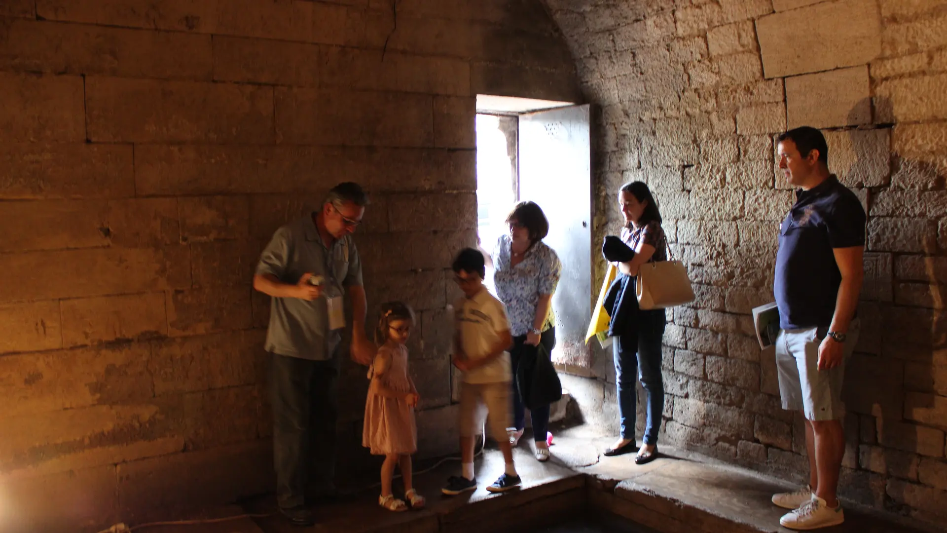 Visite en famille de la Fontaine de la Pissotte