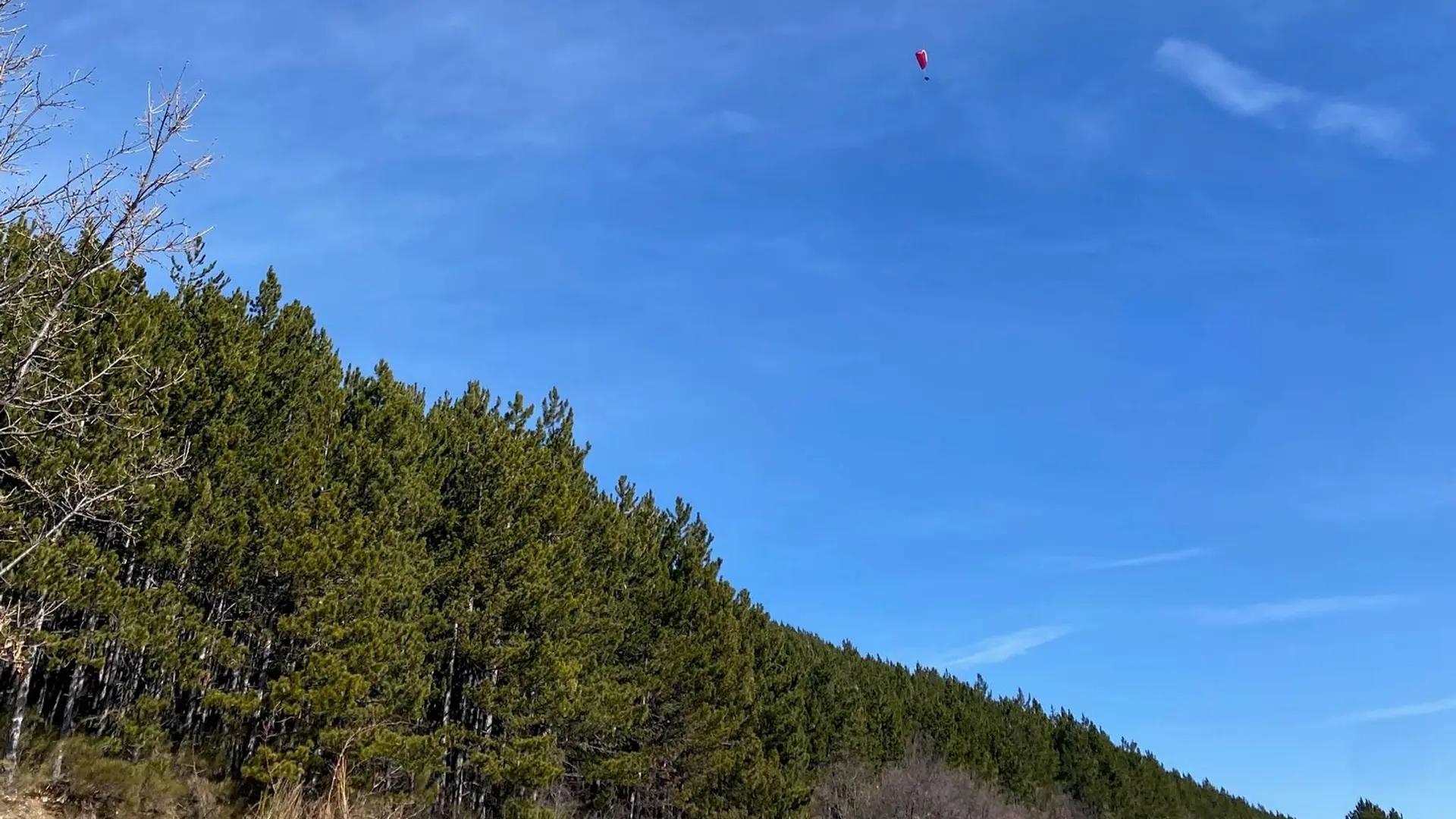 Le site est prisé par les amateurs de vol libre