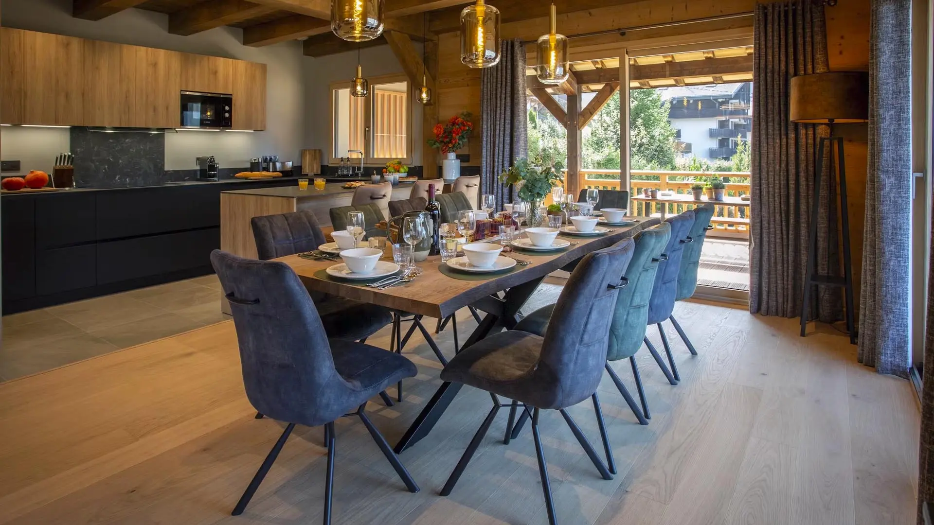 Salle à manger avec cuisine en arrière plan