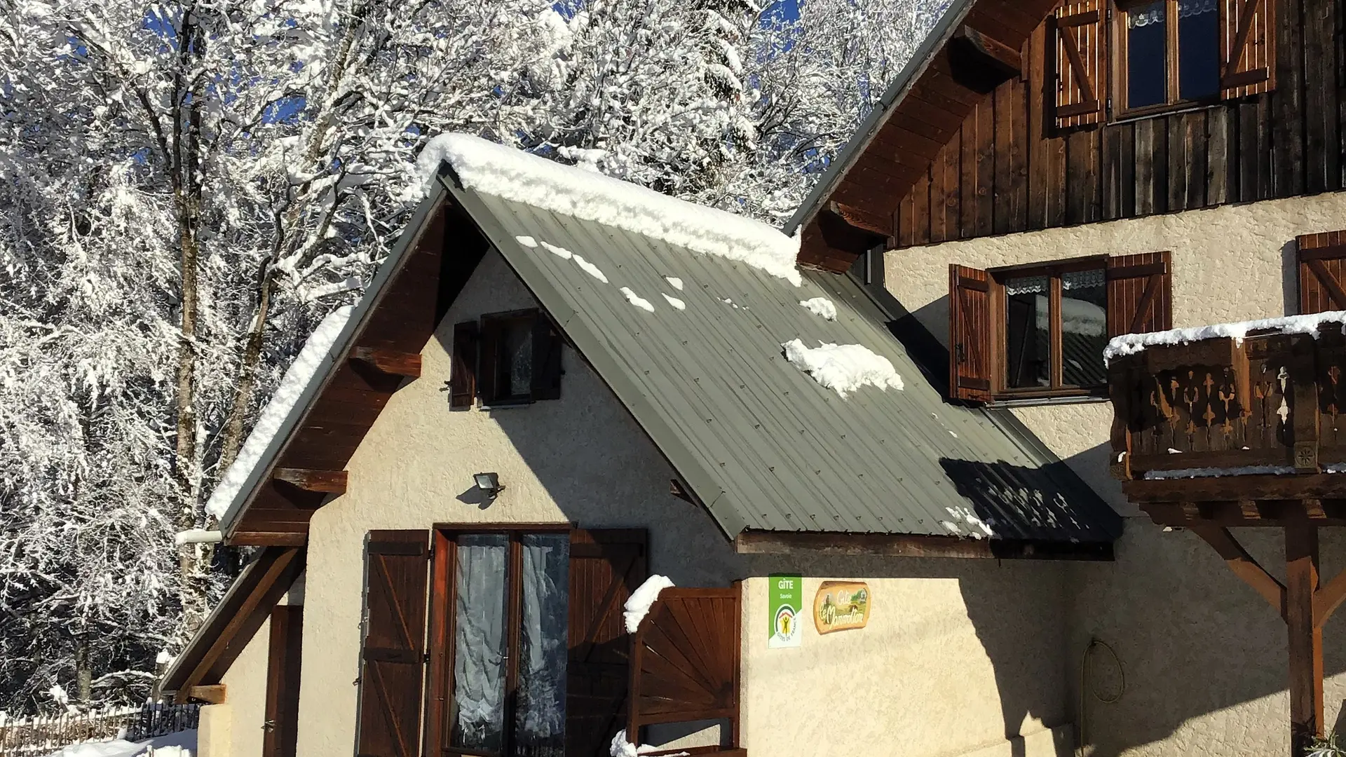 L'extérieur du gîte en hiver