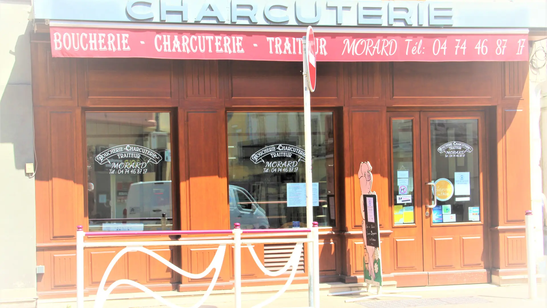 La façade de l'établissement