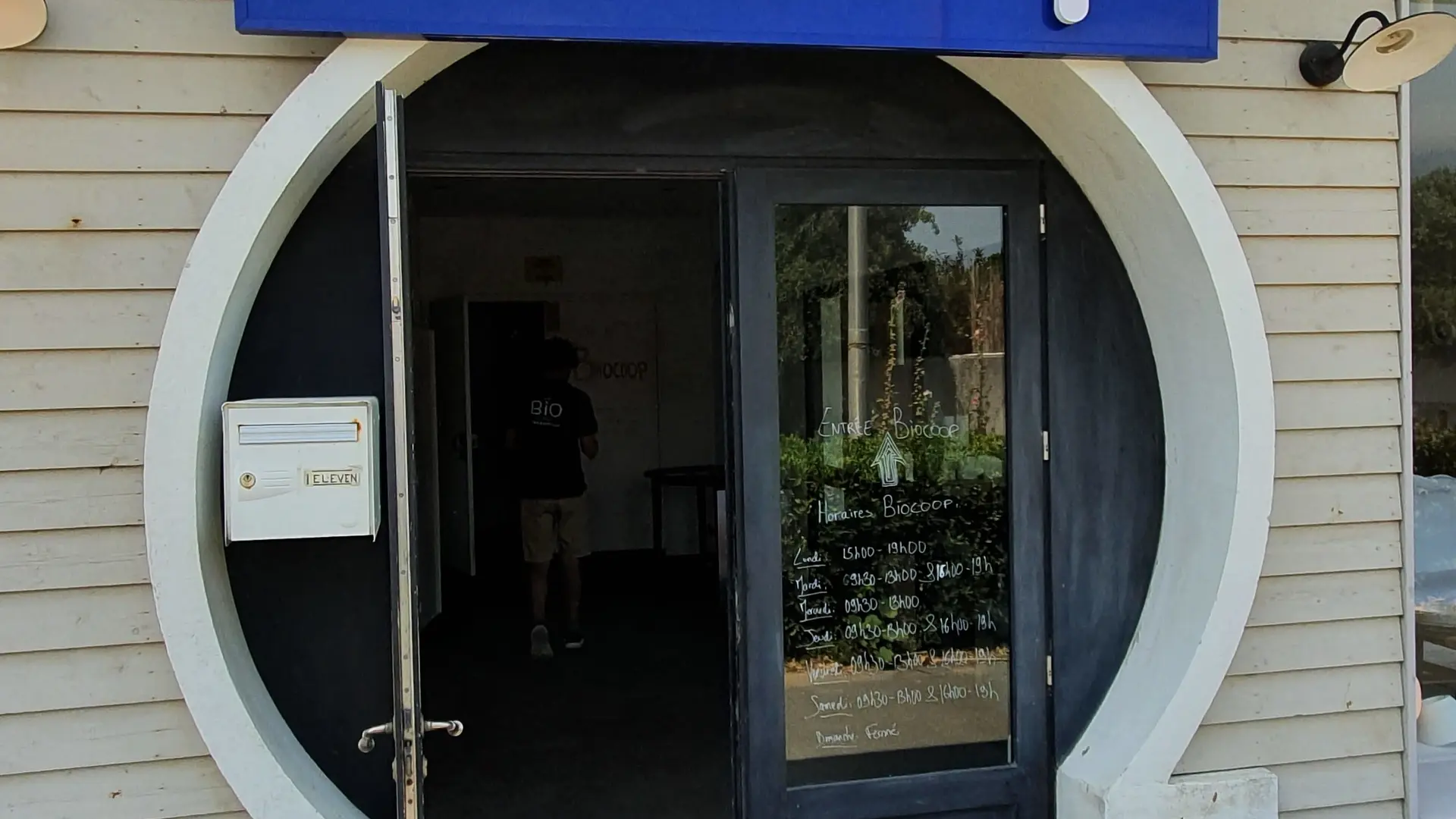 Fachada norte, lado de la carretera