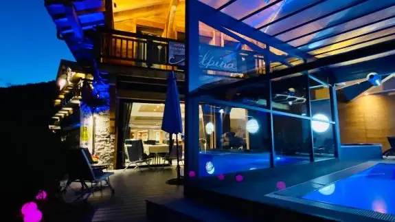 Vue nocturne de l'hôtel et de la piscine