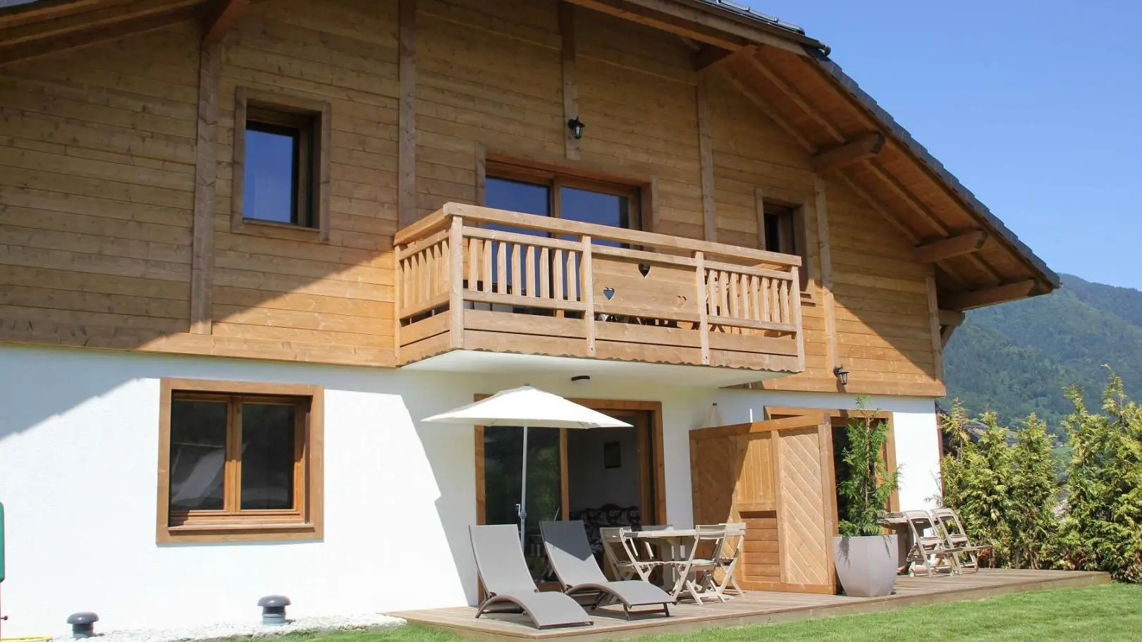 Le chalet côté sud avec jardin et balançoire